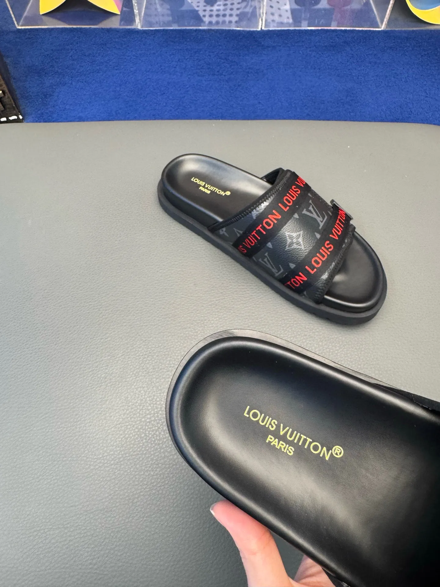 [L Home] P: 340💰Size: 38-45 Top purchasing lv men's summer slippers, classic presbyopia with soft real leather lining, unique color splicing effect, distinctive personality, fashionable and trendy essential style, light and comfortable. Lightweight and tough rubber insole, micro ridged foam outsole, super comfortable!